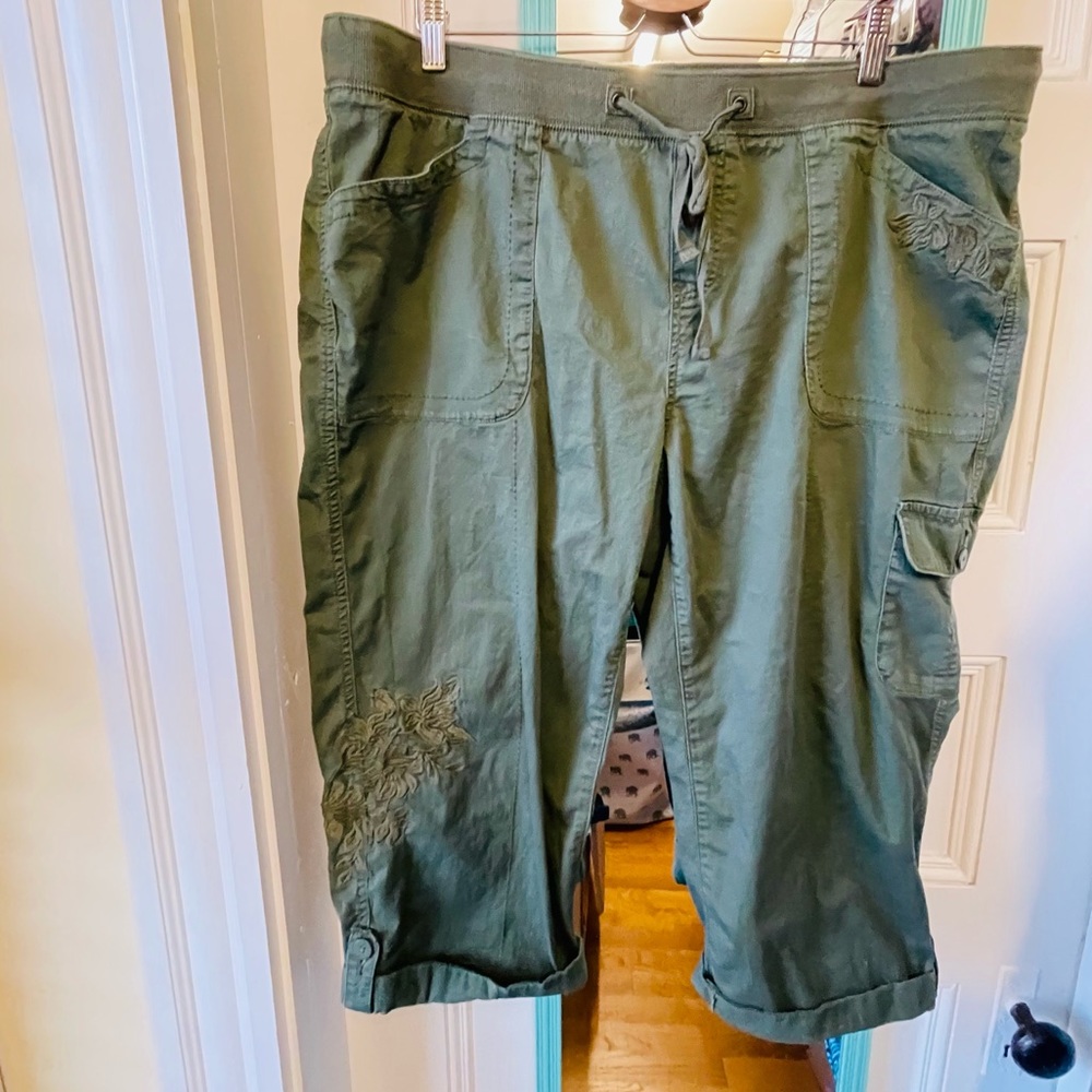 EUC Size 1X Terra & Skye Olive Green Cargo Capris with Flower Embroidery